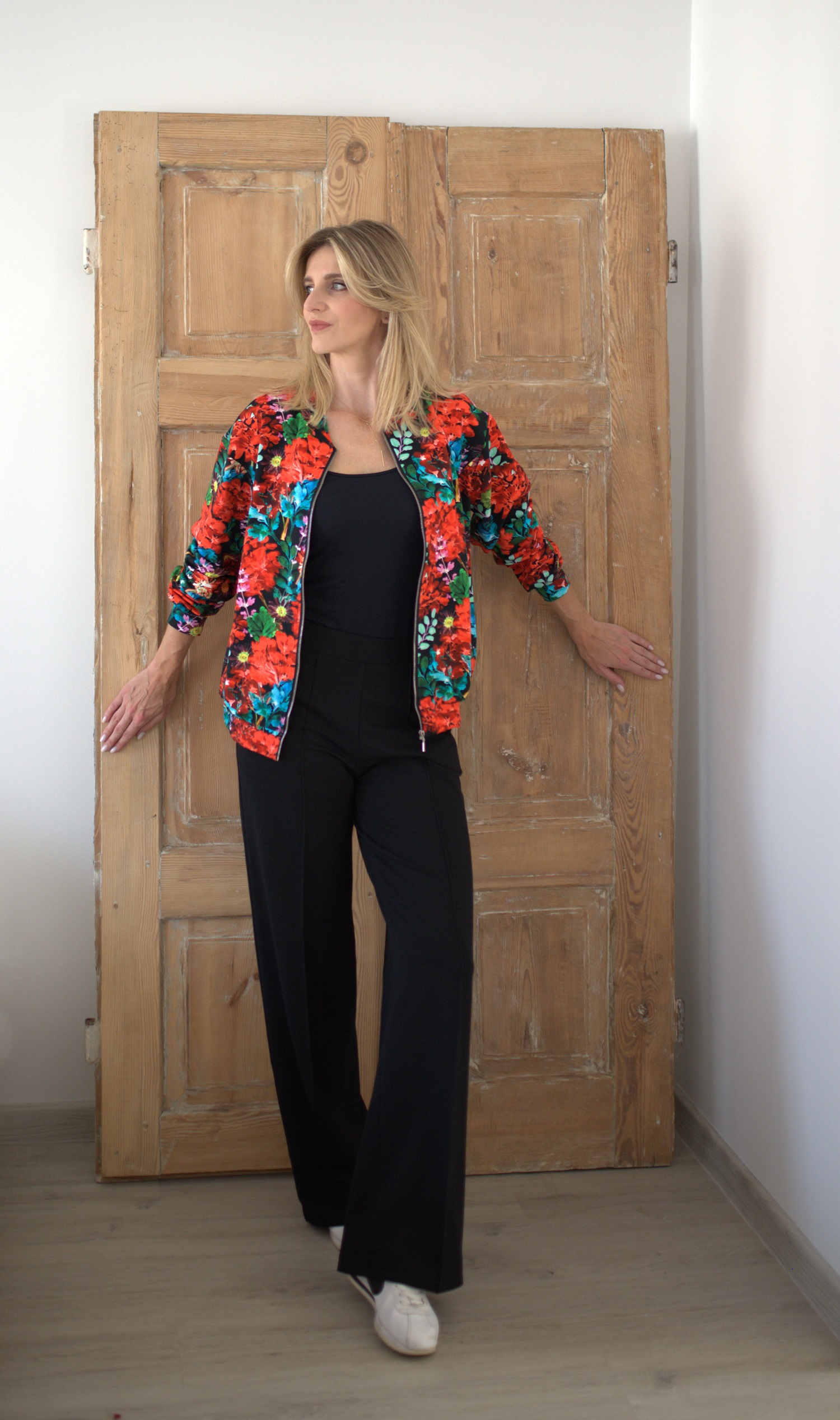 Bomberka oversize czerwone kwiaty