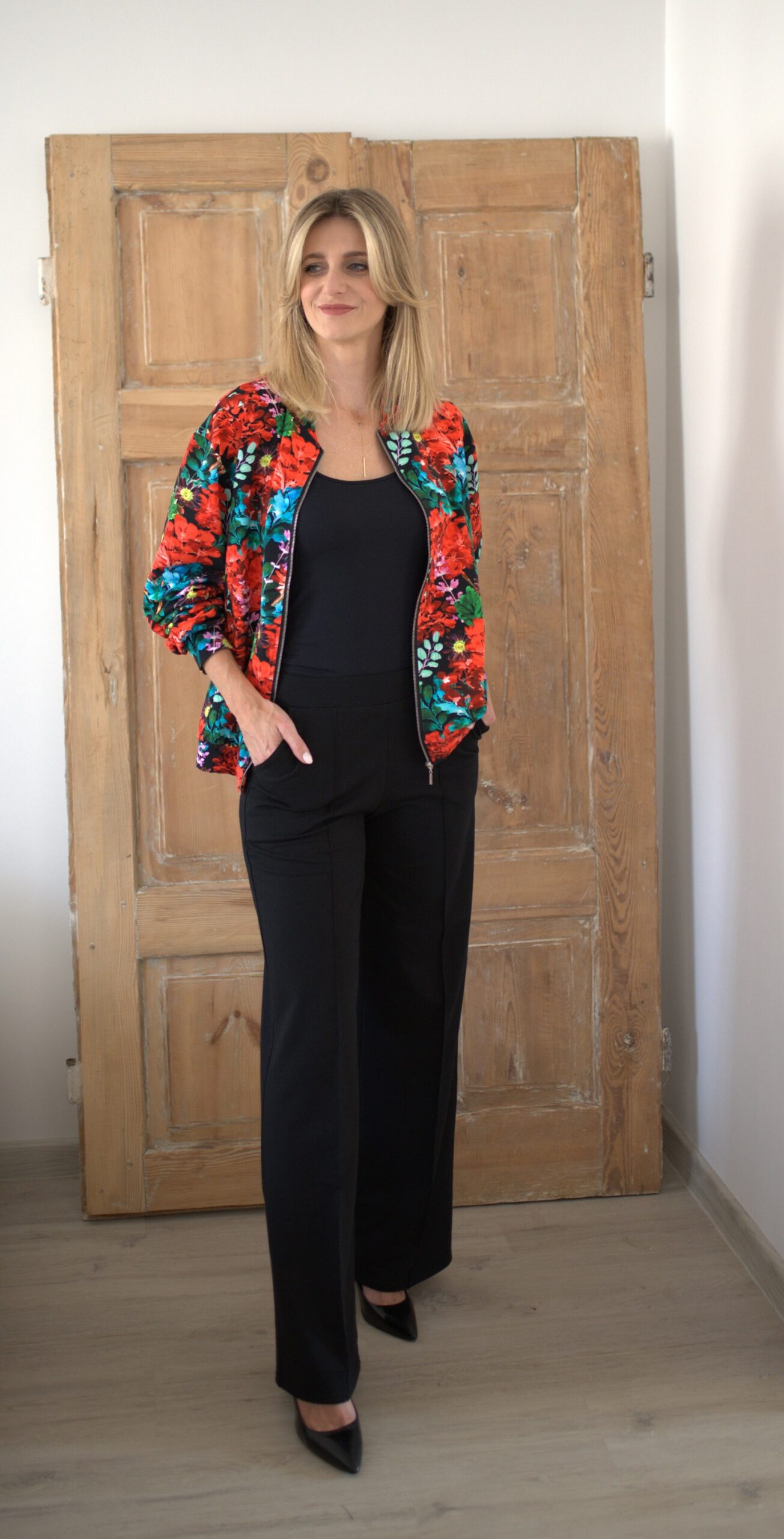 Bomberka oversize czerwone kwiaty - obrazek 2