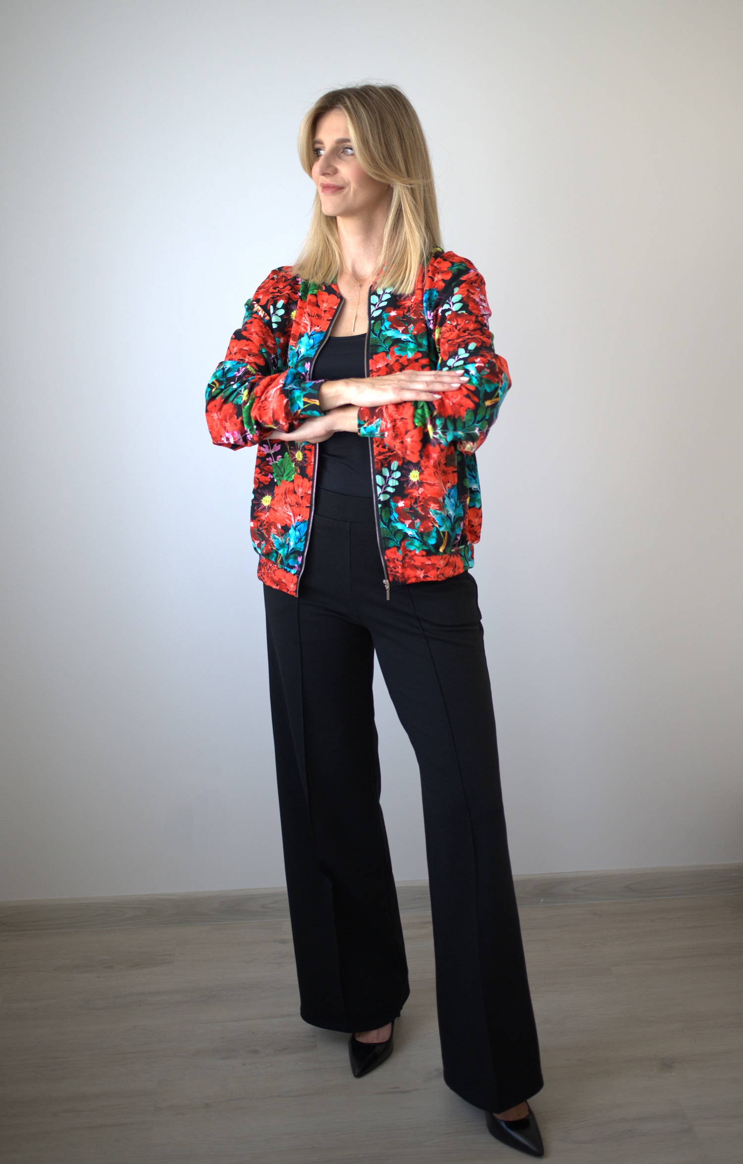 Bomberka oversize czerwone kwiaty - obrazek 3