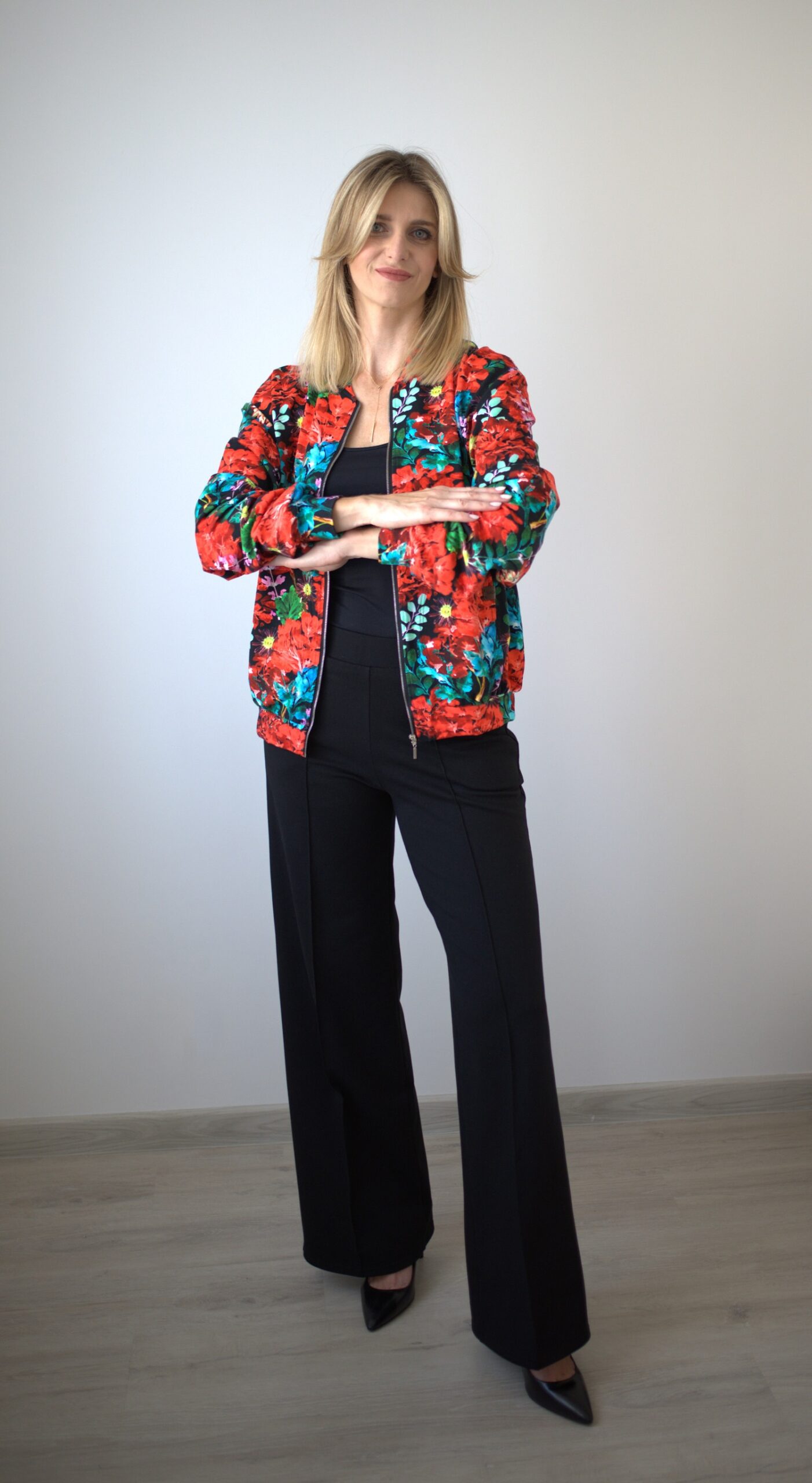 Bomberka oversize czerwone kwiaty - obrazek 4