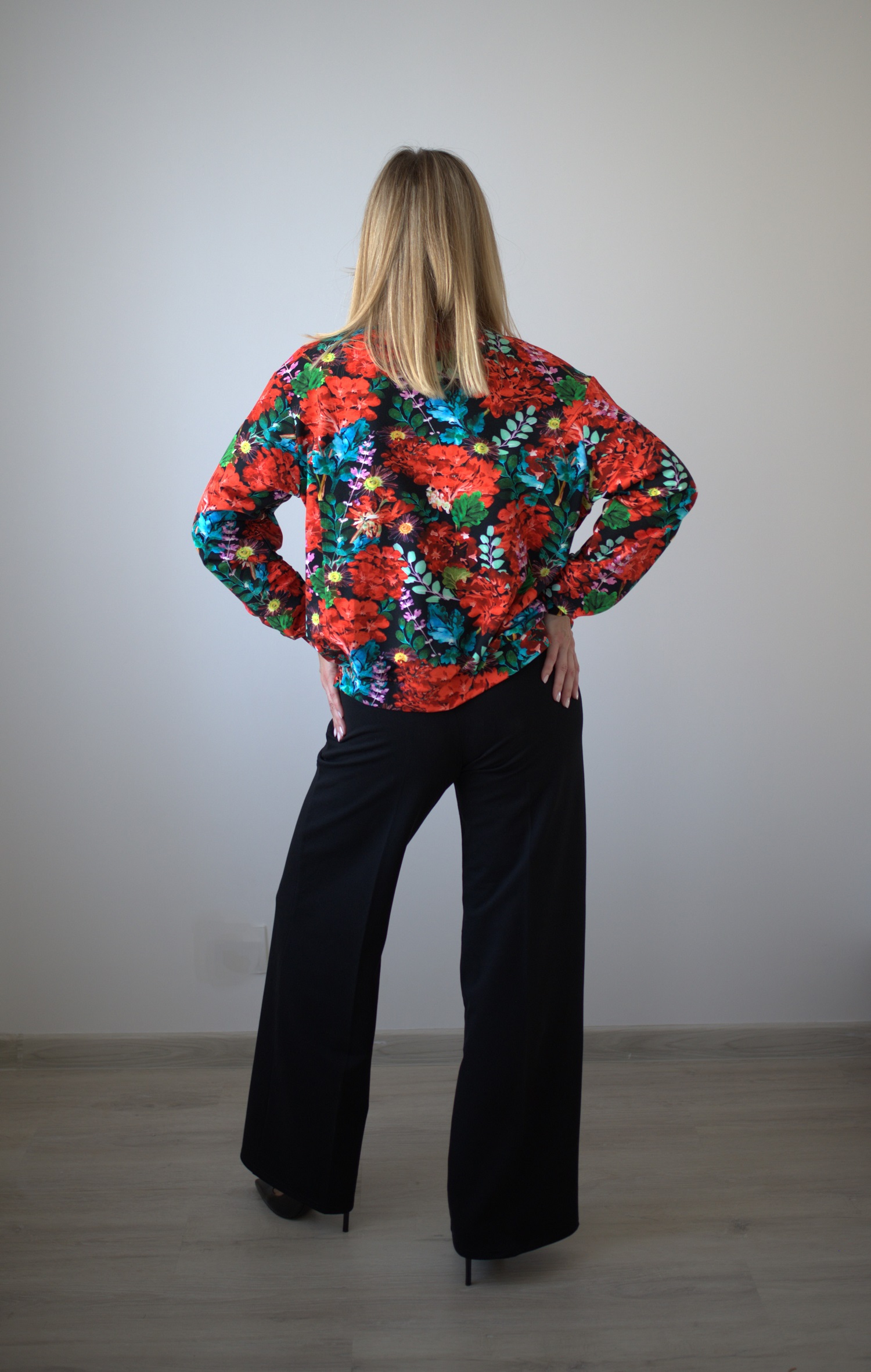 Bomberka oversize czerwone kwiaty - obrazek 5