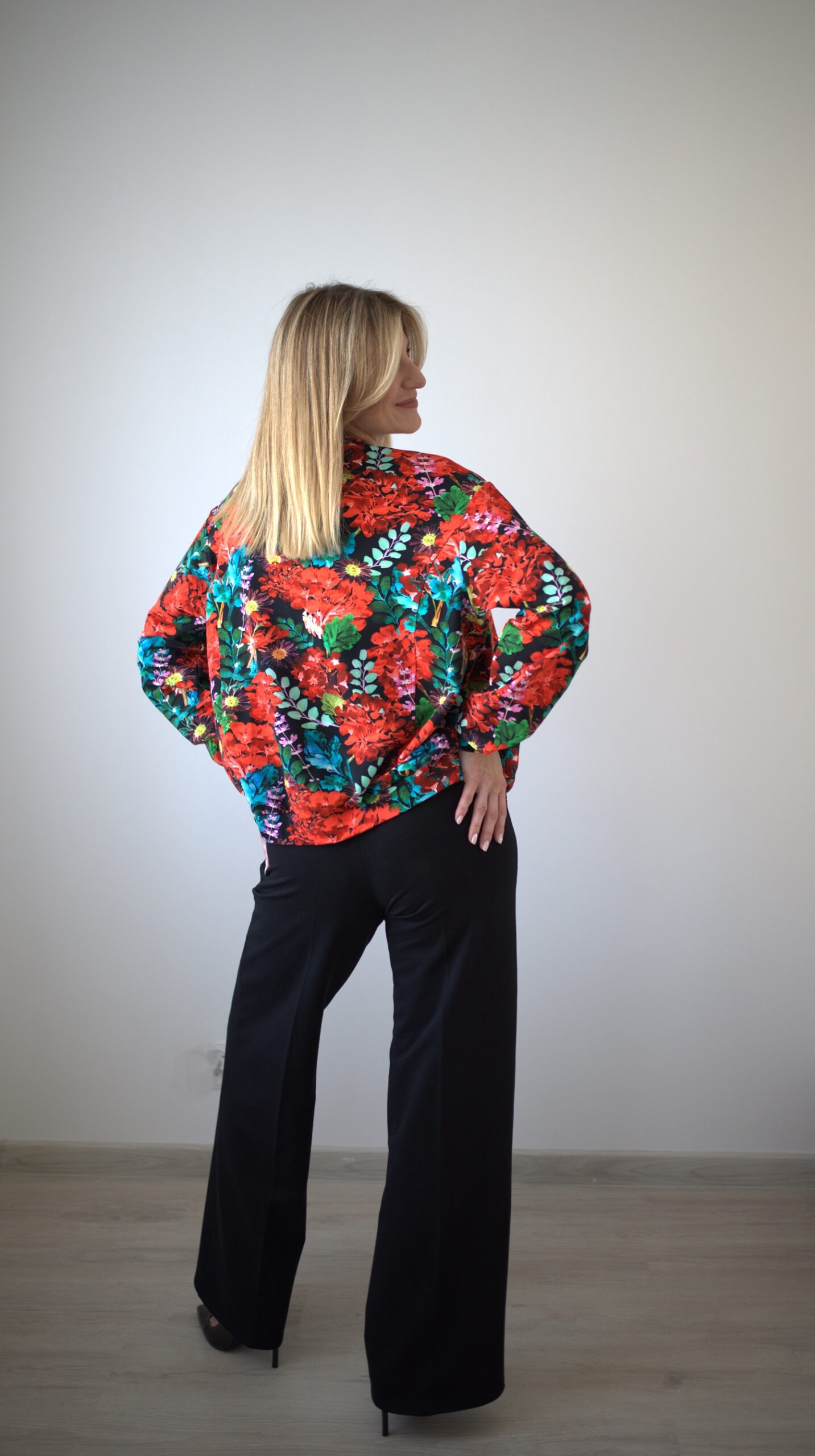 Bomberka oversize czerwone kwiaty - obrazek 6