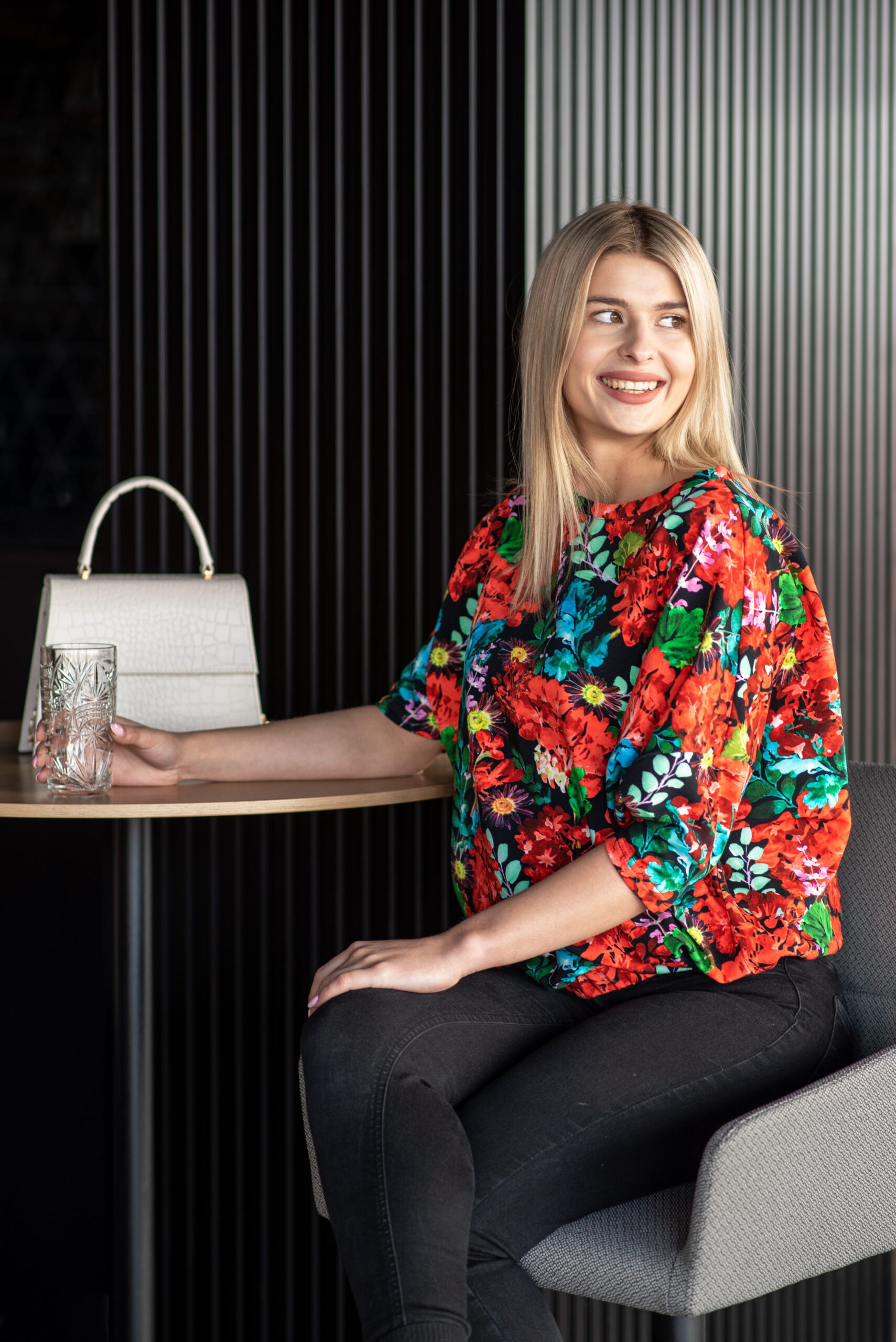 Bluzka nietoperz, oversize czerwone kwiaty - obrazek 2