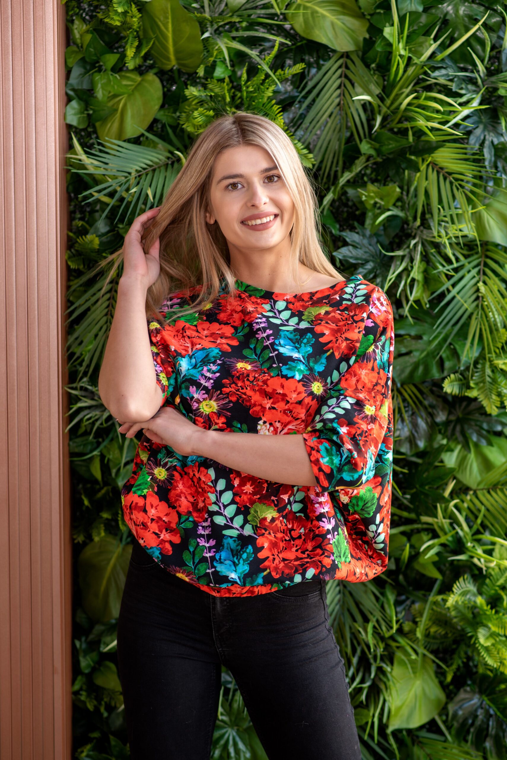 Bluzka nietoperz, oversize czerwone kwiaty - obrazek 3