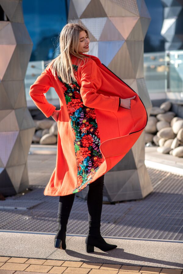 Długa dzianinowa bluza ze stójką pomarańcz-czerwone kwiaty