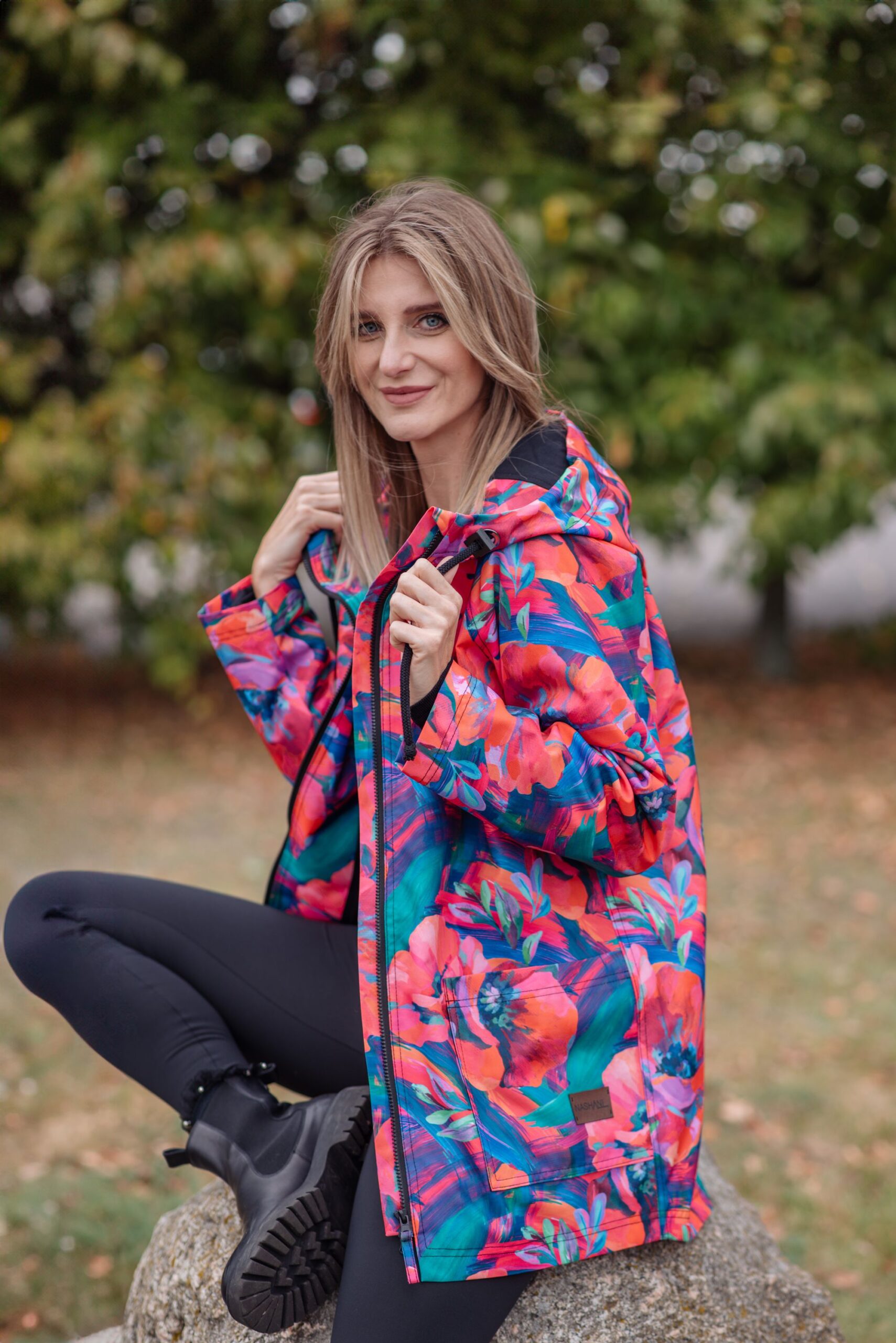 Kurtka przejściowa, pastelowe kwiaty