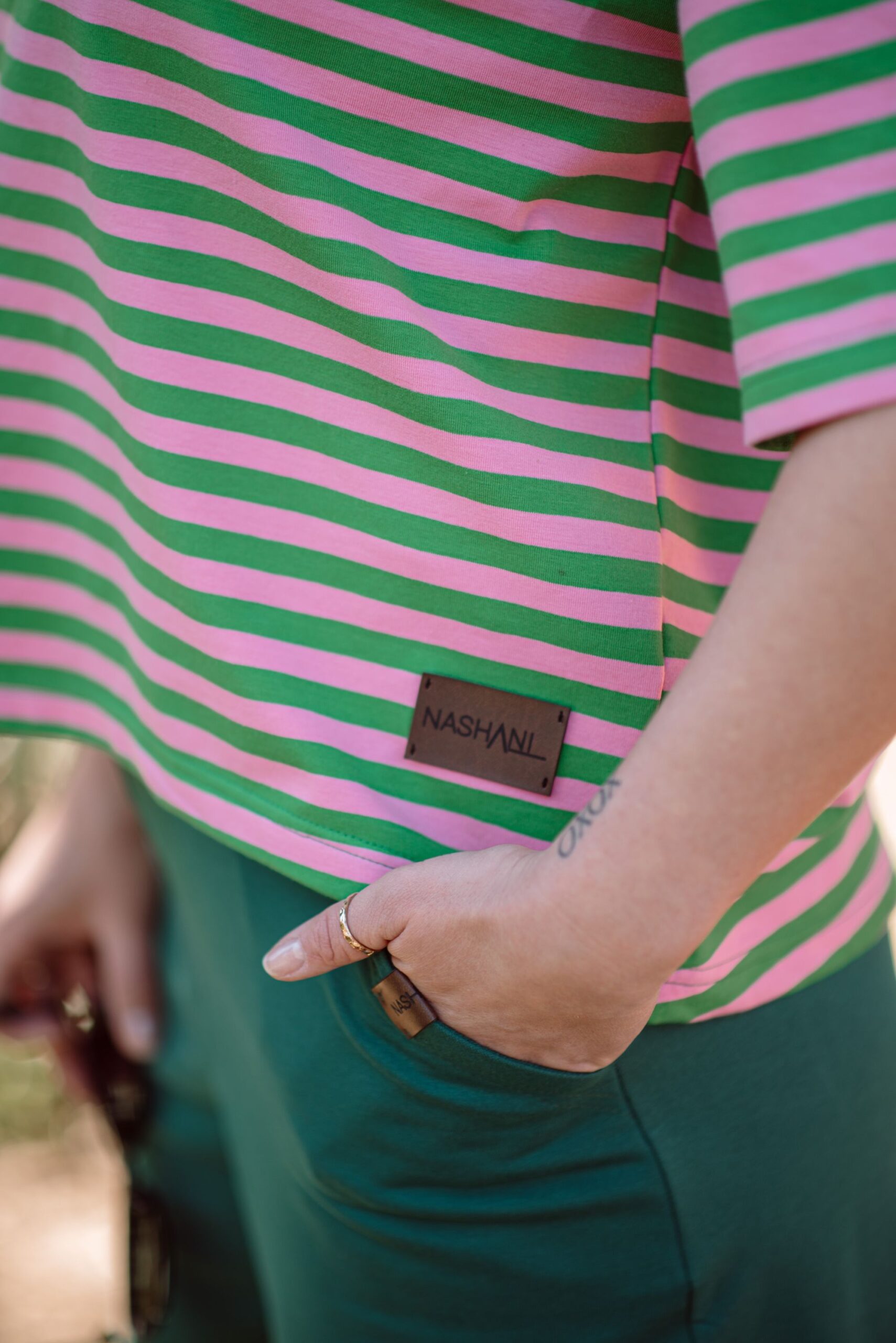 Bluzka T 'shirt różowo-zielone paski - obrazek 3